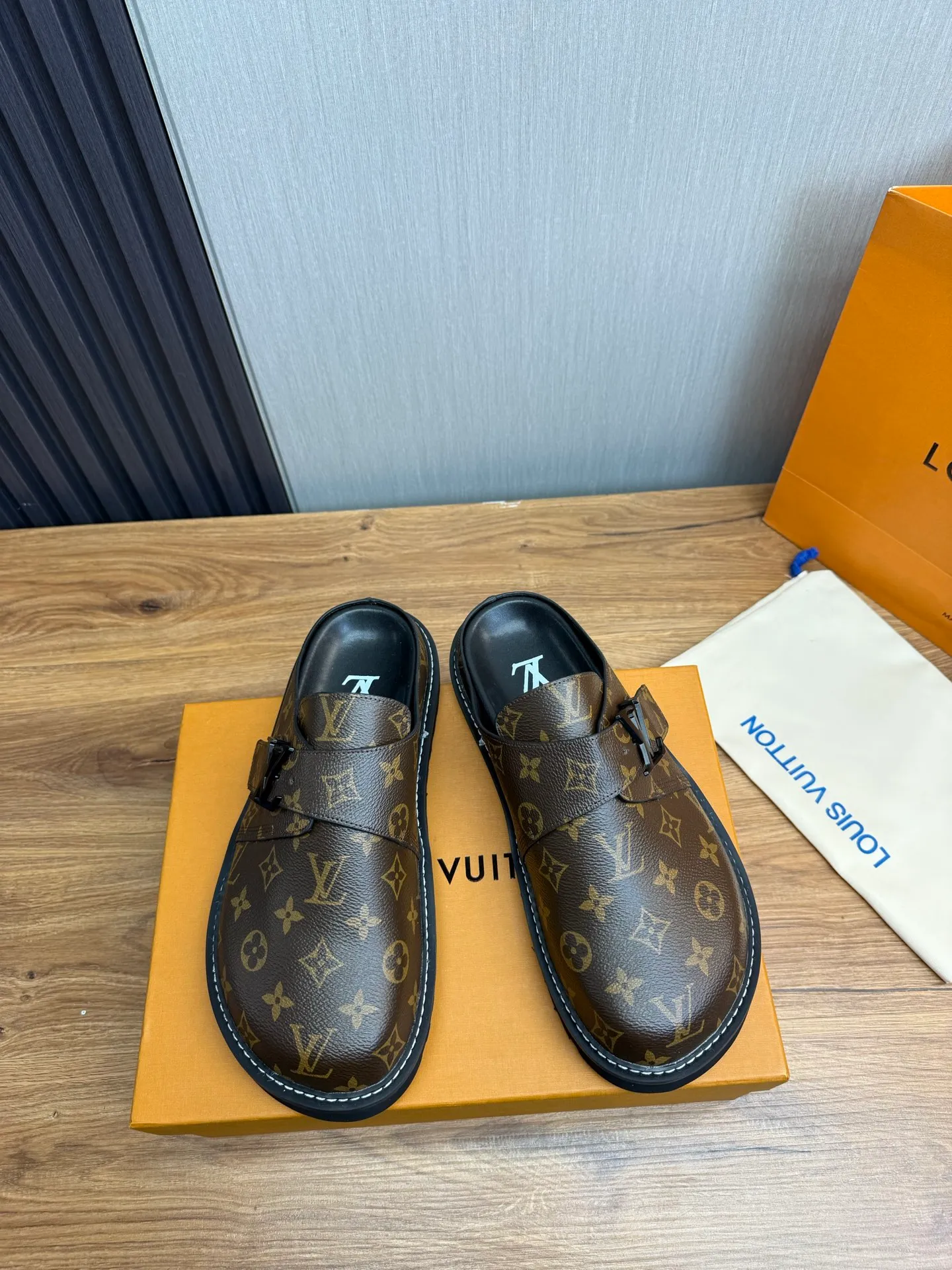 Men's men's shoes 460💰 Lv. Popular couple slippers hot sale🩷💚 🩴Official website one to one production 35-45 sizes 45 46 🉑️Customized!